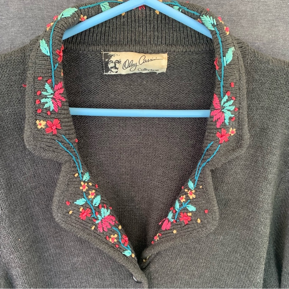 Vintage Embroidered Flowers Oleg Cassini 80s 90s Long Sweater with Belt - Picture 2 of 9